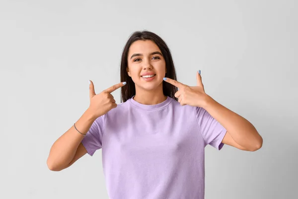 Young Woman Pointing Her Smile Light Background — Stock Photo, Image