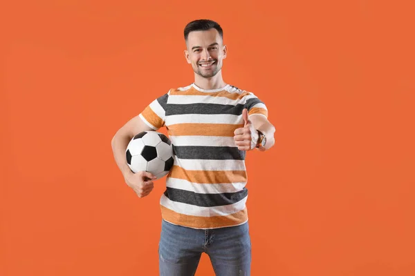 Glücklicher Junger Mann Mit Fußballball Zeigt Daumen Nach Oben Auf — Stockfoto