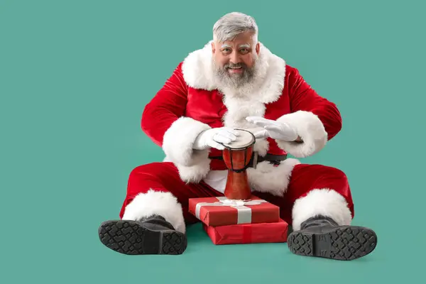 Cool Papai Noel Com Caixas Presente Jogando Djembe Fundo Turquesa — Fotografia de Stock