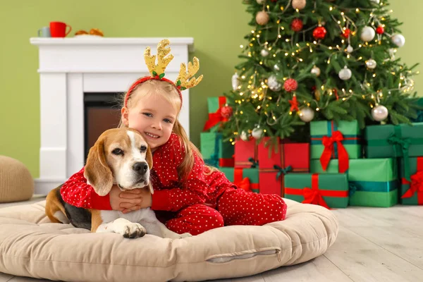 Söt Liten Flicka Med Beagle Hund Hemma Julafton — Stockfoto