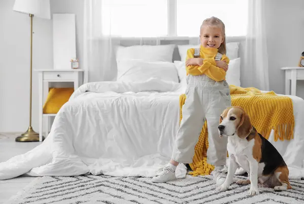 Nettes Kleines Mädchen Mit Beagle Hund Schlafzimmer — Stockfoto
