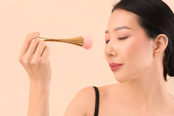 Mulher Asiática Bonita Com Pincel Maquiagem Fundo Bege Close — Fotografia de Stock