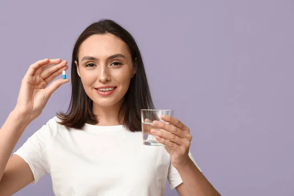 Pretty Young Woman Glass Water Pill Lilac Background — Stock Photo, Image