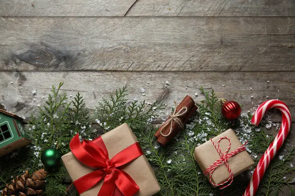 Weihnachtszweige Mit Geschenken Und Dekor Auf Dunklem Holzgrund — Stockfoto