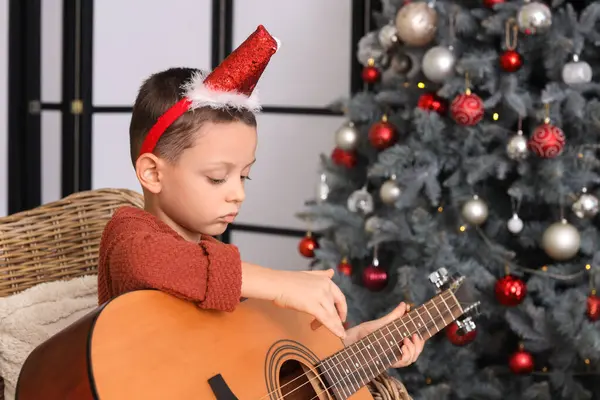 Bonito Menino Tocando Guitarra Casa Véspera Natal Imagem De Stock