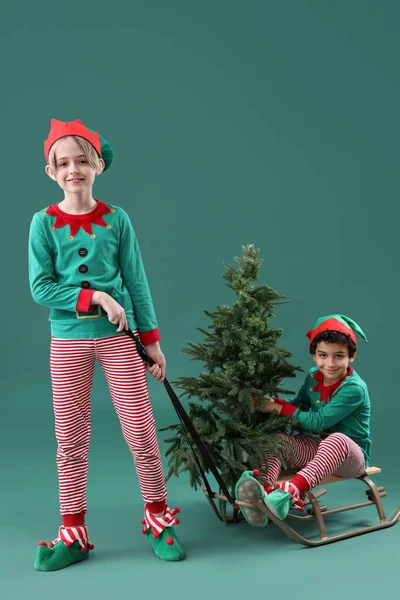 Söta Små Barn Tomtenissar Kostymer Med Julgran Och Släde Grön — Stockfoto