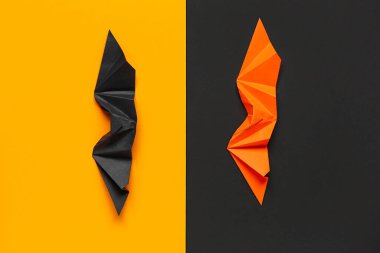 Renk arkaplanında farklı origami yarasaları