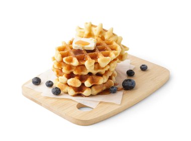 Beyaz arka planda böğürtlen ve akçaağaç şurubuyla lezzetli waffle tahtaları.