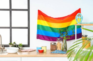 Mutfak duvarında asılı LGBT bayrağı