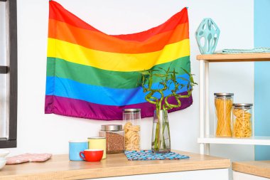 Mutfak duvarında asılı LGBT bayrağı