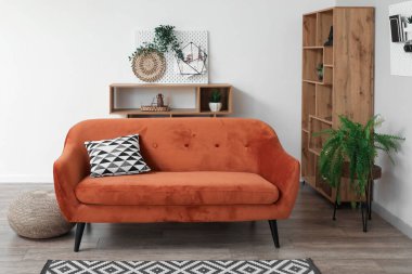 Tahta, kanepe ve raf üniteleriyle oturma odasının içinde.