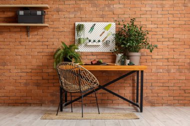 Tahta, masa ve bahçe aletleri ile atölyenin içi