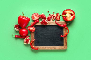 Boş karatahta ile kompozisyon, yeşil arka planda meyve ve sebzeler