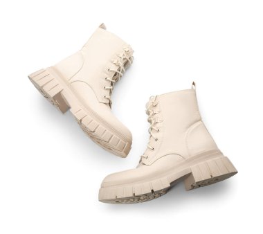 Beyaz arkaplanda şık deri çizmeler