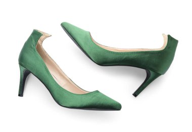 Beyaz arka planda zarif yeşil topuklar