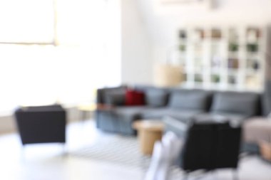 Modern oturma odasının bulanık manzarası, şık bir kanepe.