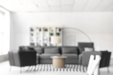 Modern oturma odasının bulanık manzarası, şık bir kanepe.