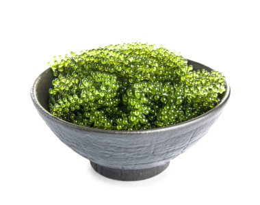 Beyaz arka planda bir kase sağlıklı yosun.