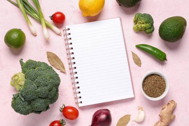 Renk arkaplanında boş tarif kitabı, sebze ve baharat içeren kompozisyon