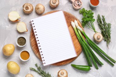 Boş tarif kitabı, sebze, bitki ve baharatlı kompozisyon