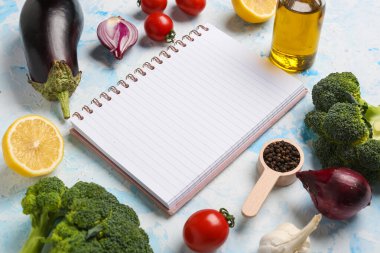 Renk arkaplanında boş tarif kitabı, sebze ve baharat içeren kompozisyon