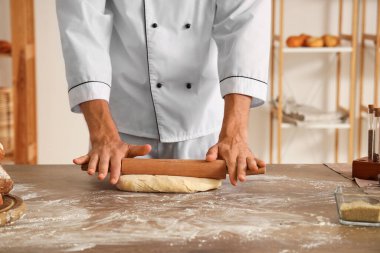 Genç yakışıklı aşçı pastanede para dağıtıyor, yakın plan.