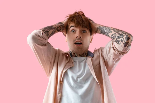 Medo Jovem Tatuado Homem Fundo Rosa — Fotografia de Stock