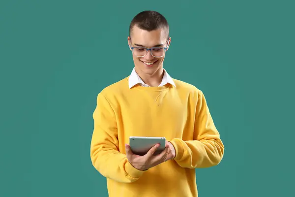 Bonito Jovem Empresário Com Tablet Fundo Verde — Fotografia de Stock
