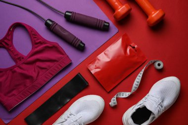 Sağlıklı atıştırmalıklar, spor malzemeleri ve renkli ayakkabılar içeren kompozisyon