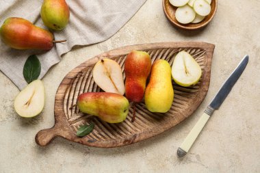 Beyaz zemin üzerinde olgun armutlar olan ahşap tahta.