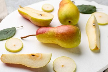 Masada olgun armutlar olan tahta.