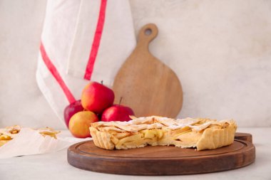 Beyaz zemin üzerine lezzetli elmalı turta ile ahşap tahta