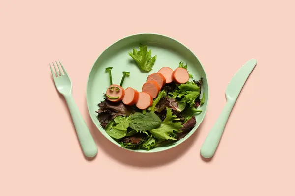 Plaat Met Grappige Kinderontbijt Vorm Van Een Rups Roze Achtergrond — Stockfoto