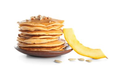 Beyaz arka planda fındıklı, balkabaklı ve tohumlu krep tabağı.