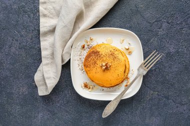 Mavi arka planda kakao tozu ve fındıklı lezzetli balkabaklı gözleme tabağı.