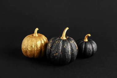 Siyah arkaplanda boyanmış balkabakları