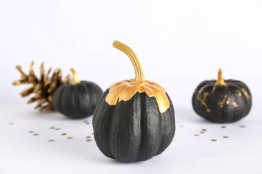 Beyaz arka planda altın renkli balkabakları