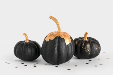 Beyaz zemin üzerine boyalı kabaklar