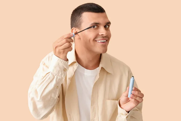 Male Makeup Artist Mascara Beige Background — Stock Photo, Image