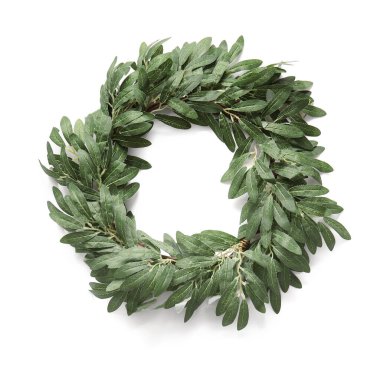 Beyaz arka planda Noel ökse otu çelengi