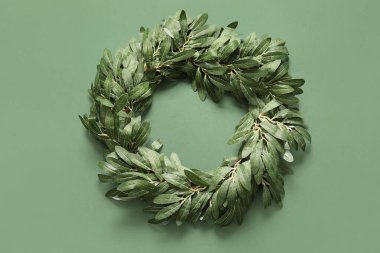 Yeşil arka planda Noel ökse otu çelengi