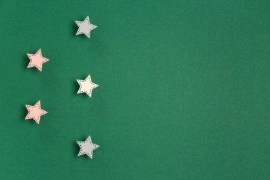 Yeşil arka planda beş yıldız. Müşteri deneyimi kavramı
