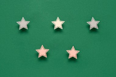 Yeşil arka planda beş yıldız. Müşteri deneyimi kavramı