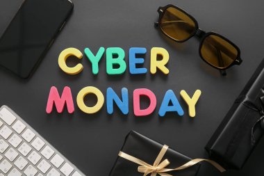 Renkli mektuplardan, cep telefonundan, güneş gözlüğünden ve karanlık arka planda hediye kutularından oluşan CYBER Pazartesi mesajları. Siber Pazartesi indirimi