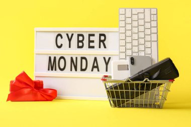 Pazartesi CYBER yazılı pano, cihazlar ve sarı arka planda hediye kutuları