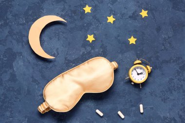 Renk arkaplanında uyku maskesi, hap ve kağıt dekoru olan kompozisyon