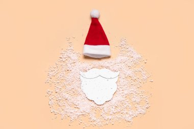Noel Baba şapkası, kağıt sakal ve arka planda kar kompozisyonu