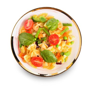 Beyaz arka planda lezzetli primavera makarnalı tabak.