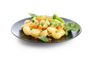 Beyaz arka planda lezzetli primavera makarnalı tabak.