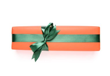 Beyaz arka planda güzel bir Noel hediyesi kutusu